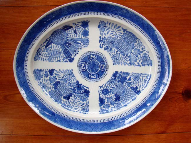 A Chinese Export porcelain serving platter in the Fitzhugh pattern circa 1800